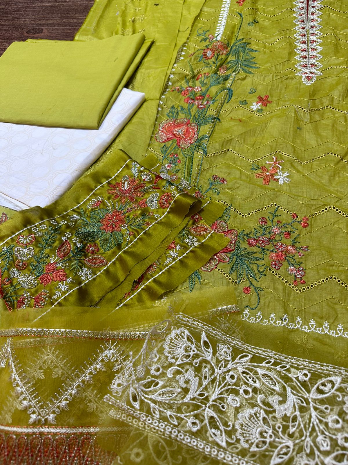 Elan ERINA E04A Parrot Lawn 2023
