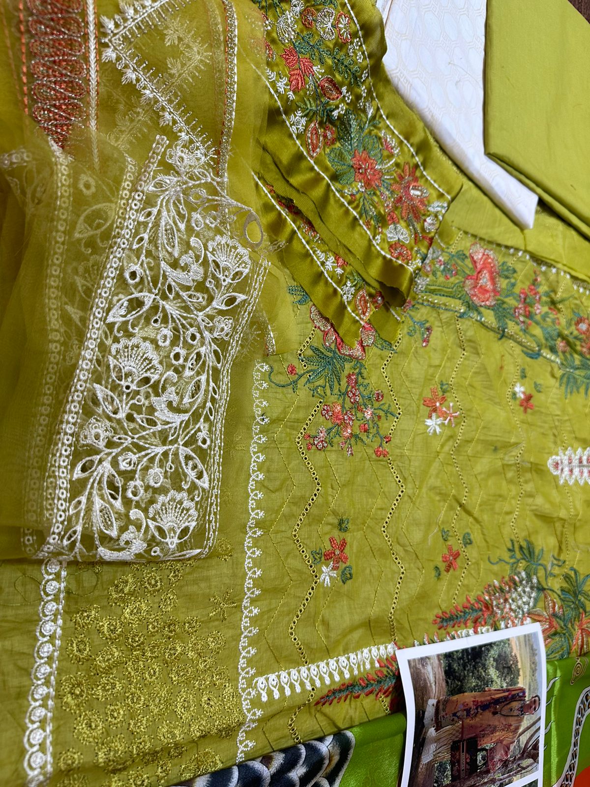 Elan ERINA E04A Parrot Lawn 2023