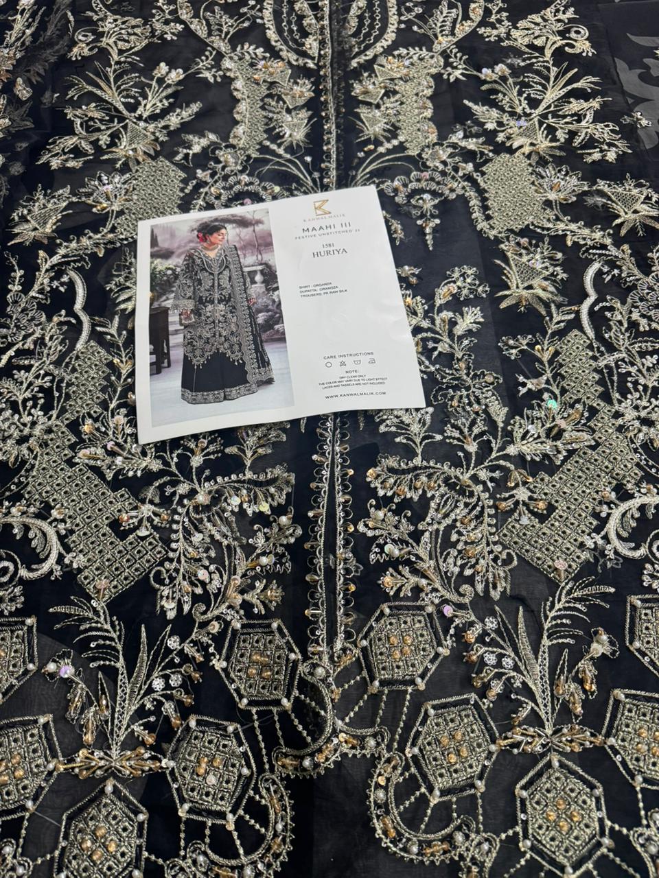 Kanwal Malik Maahi Festive Unstitched 2025 – Onyx Red Hand-Embellished Organza Ensemble