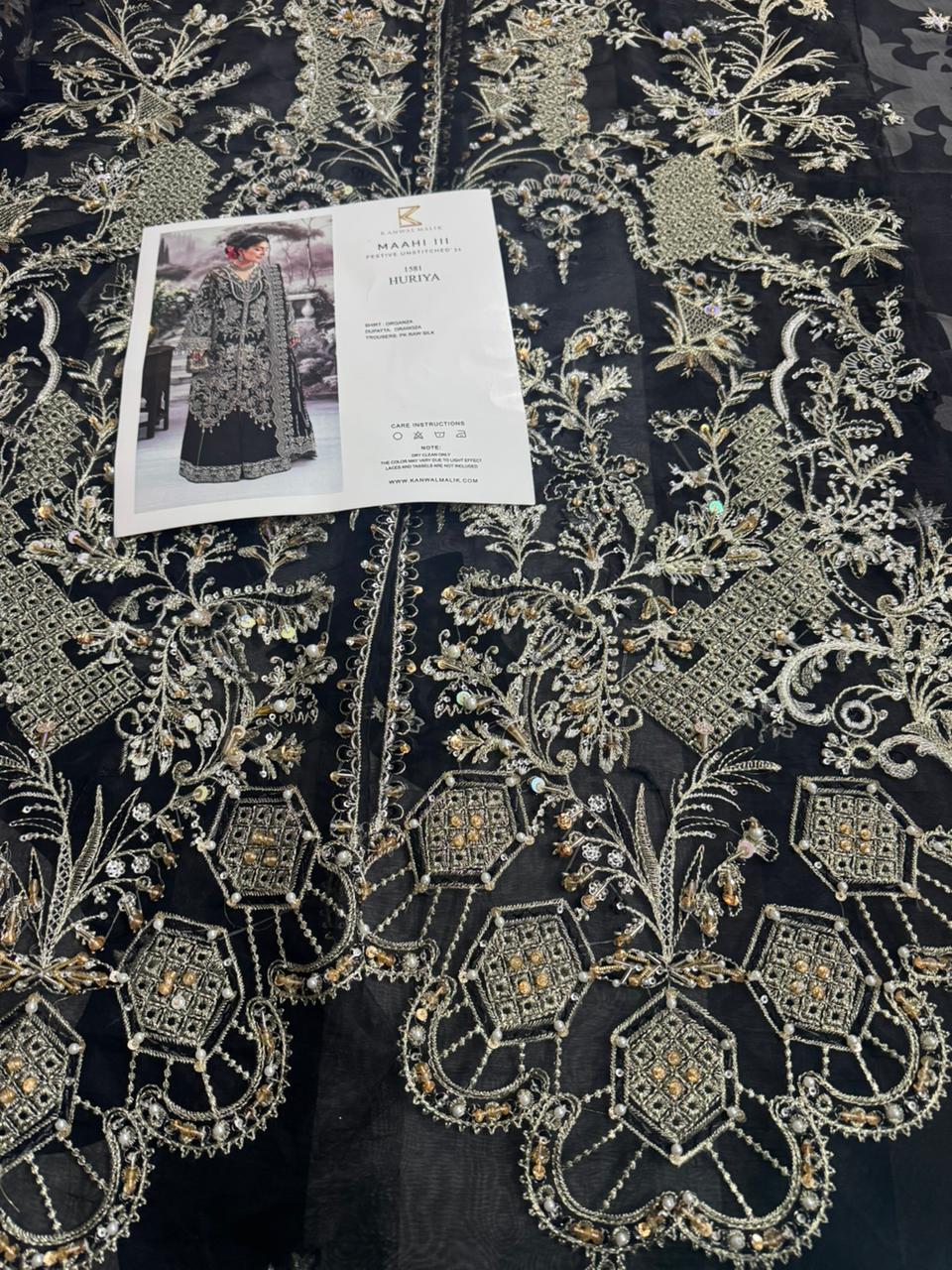 Kanwal Malik Maahi Festive Unstitched 2025 – Onyx Red Hand-Embellished Organza Ensemble